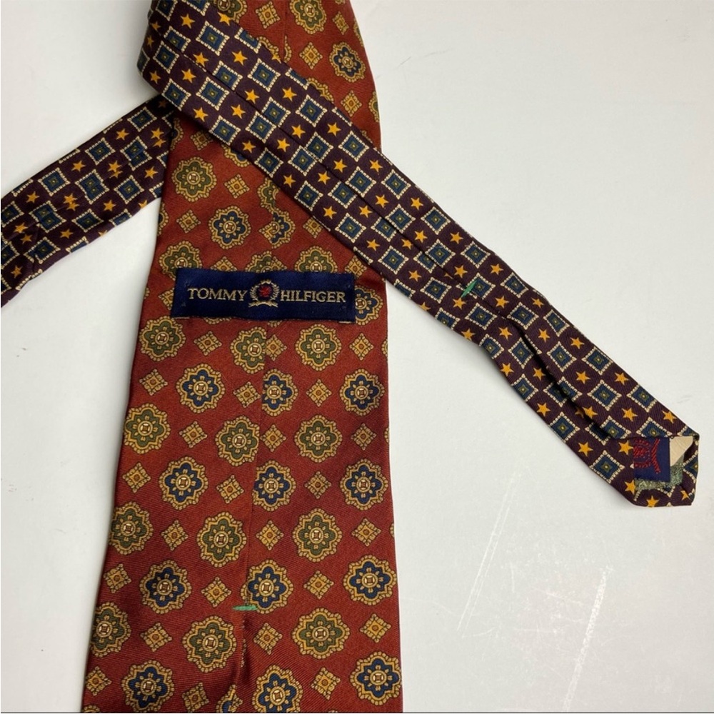 TOMMY HILFIGER Bundle (2) Elegant Patterned Ties - Picture 3 of 13